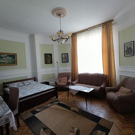 Старовинні Апартаменти У Центрі Міста Oujhorod Extérieur photo