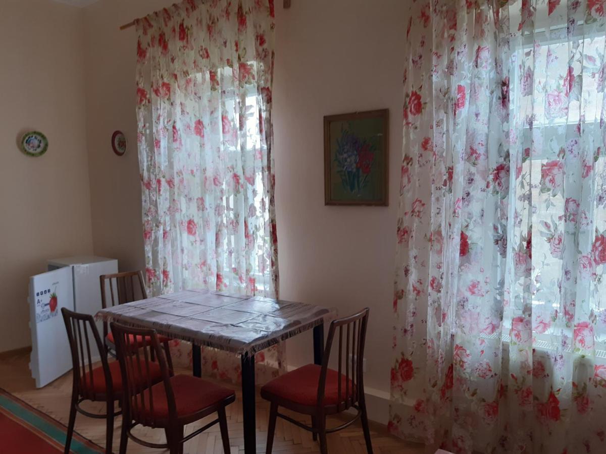 Старовинні Апартаменти У Центрі Міста Oujhorod Extérieur photo