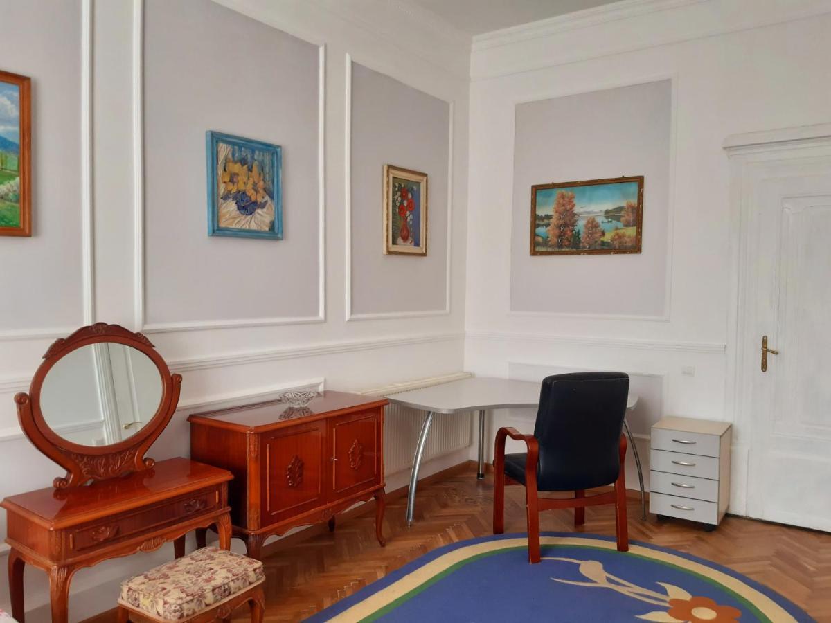 Старовинні Апартаменти У Центрі Міста Oujhorod Extérieur photo