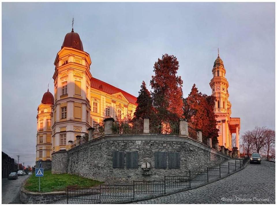Старовинні Апартаменти У Центрі Міста Oujhorod Extérieur photo